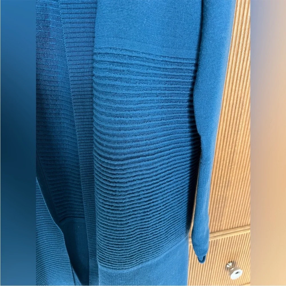 978. Like New - RARE Lululemon Gorgeous Blue Merino Wool Cardigan Sweater - Picture 5 of 11